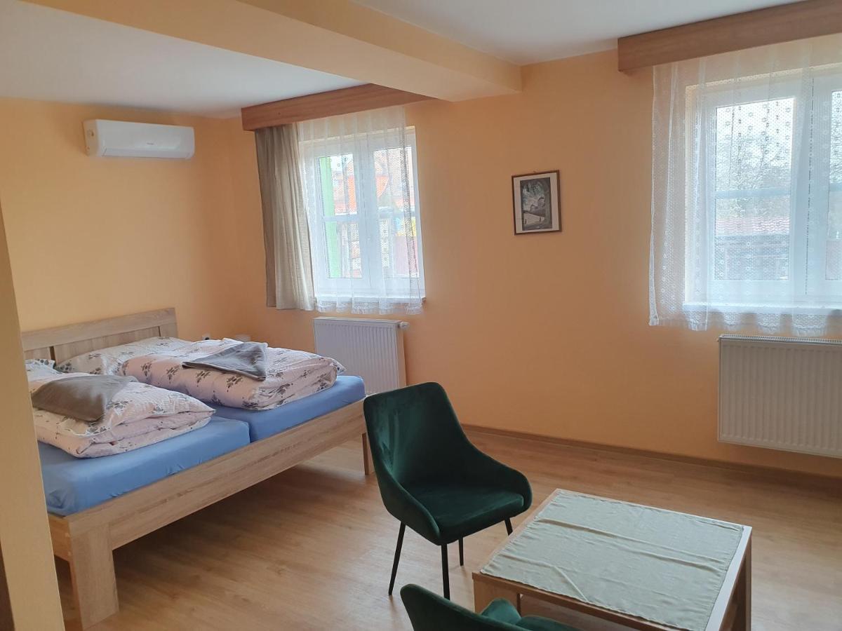 Pension Zeleny Strom Mikulov Exterior foto